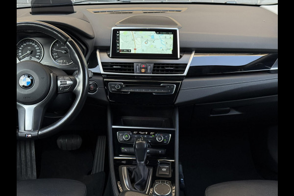 BMW 2 Serie Active Tourer 218i High Executive Sport Line Automaat / Navigatie Plus / Head-Up Display / Hifi / Leder / 17 Inch / Driving Assistant / Achteruitrijcamera / Sportstoelen / Parkeerassistent / Stoelverwarming / LED