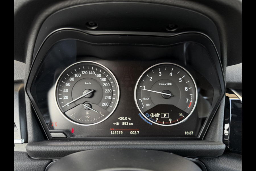 BMW 2 Serie Active Tourer 218i High Executive Sport Line Automaat / Navigatie Plus / Head-Up Display / Hifi / Leder / 17 Inch / Driving Assistant / Achteruitrijcamera / Sportstoelen / Parkeerassistent / Stoelverwarming / LED