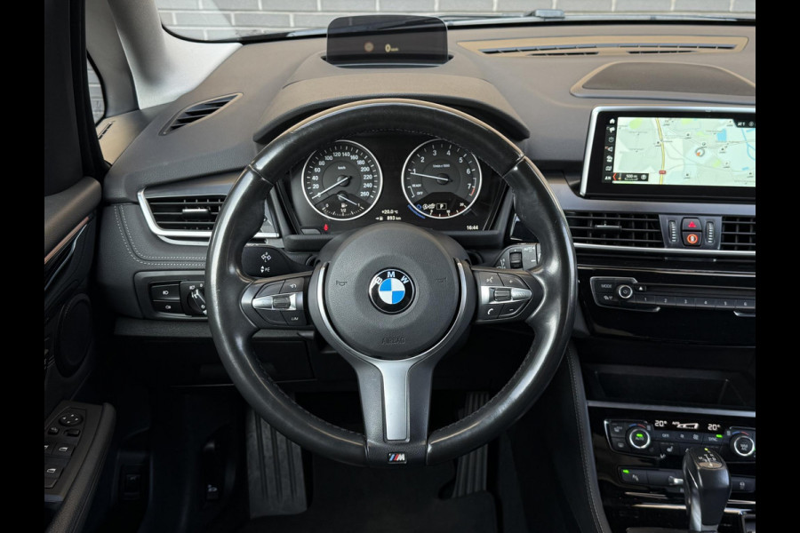 BMW 2 Serie Active Tourer 218i High Executive Sport Line Automaat / Navigatie Plus / Head-Up Display / Hifi / Leder / 17 Inch / Driving Assistant / Achteruitrijcamera / Sportstoelen / Parkeerassistent / Stoelverwarming / LED