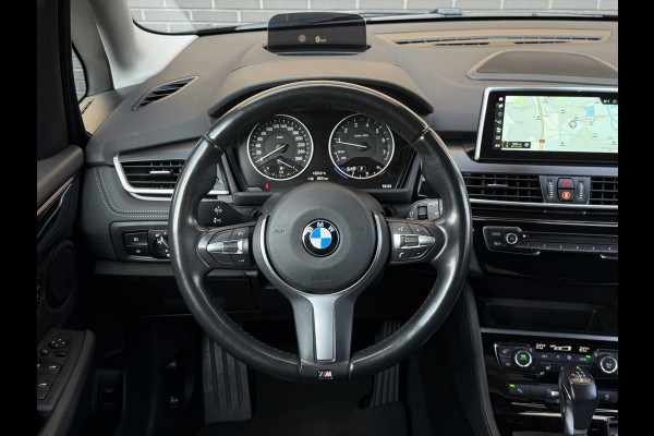 BMW 2 Serie Active Tourer 218i High Executive Sport Line Automaat / Navigatie Plus / Head-Up Display / Hifi / Leder / 17 Inch / Driving Assistant / Achteruitrijcamera / Sportstoelen / Parkeerassistent / Stoelverwarming / LED