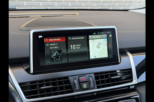 BMW 2 Serie Active Tourer 218i High Executive Sport Line Automaat / Navigatie Plus / Head-Up Display / Hifi / Leder / 17 Inch / Driving Assistant / Achteruitrijcamera / Sportstoelen / Parkeerassistent / Stoelverwarming / LED