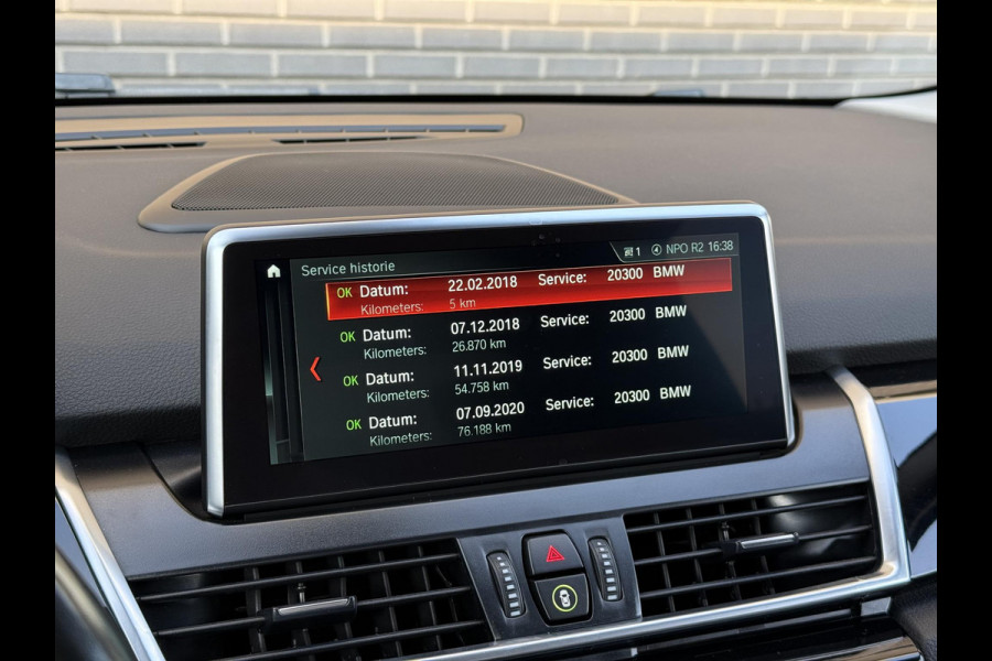 BMW 2 Serie Active Tourer 218i High Executive Sport Line Automaat / Navigatie Plus / Head-Up Display / Hifi / Leder / 17 Inch / Driving Assistant / Achteruitrijcamera / Sportstoelen / Parkeerassistent / Stoelverwarming / LED