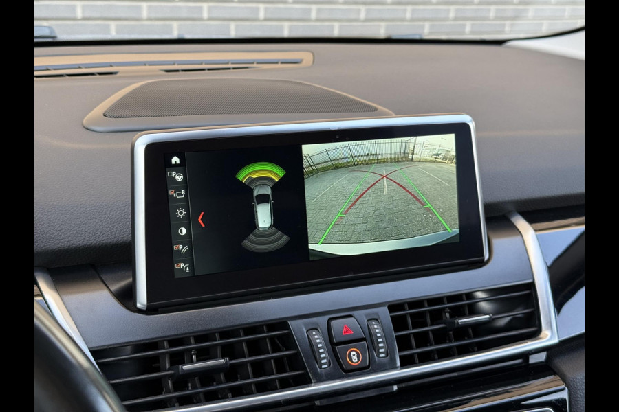 BMW 2 Serie Active Tourer 218i High Executive Sport Line Automaat / Navigatie Plus / Head-Up Display / Hifi / Leder / 17 Inch / Driving Assistant / Achteruitrijcamera / Sportstoelen / Parkeerassistent / Stoelverwarming / LED