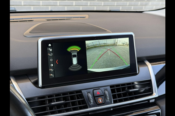 BMW 2 Serie Active Tourer 218i High Executive Sport Line Automaat / Navigatie Plus / Head-Up Display / Hifi / Leder / 17 Inch / Driving Assistant / Achteruitrijcamera / Sportstoelen / Parkeerassistent / Stoelverwarming / LED