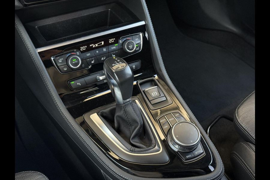 BMW 2 Serie Active Tourer 218i High Executive Sport Line Automaat / Navigatie Plus / Head-Up Display / Hifi / Leder / 17 Inch / Driving Assistant / Achteruitrijcamera / Sportstoelen / Parkeerassistent / Stoelverwarming / LED