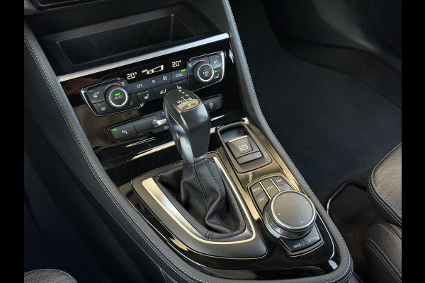 BMW 2 Serie Active Tourer 218i High Executive Sport Line Automaat / Navigatie Plus / Head-Up Display / Hifi / Leder / 17 Inch / Driving Assistant / Achteruitrijcamera / Sportstoelen / Parkeerassistent / Stoelverwarming / LED