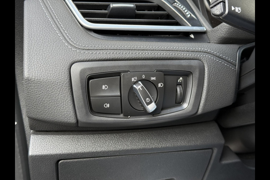 BMW 2 Serie Active Tourer 218i High Executive Sport Line Automaat / Navigatie Plus / Head-Up Display / Hifi / Leder / 17 Inch / Driving Assistant / Achteruitrijcamera / Sportstoelen / Parkeerassistent / Stoelverwarming / LED