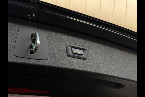 BMW 2 Serie Active Tourer 218i High Executive Sport Line Automaat / Navigatie Plus / Head-Up Display / Hifi / Leder / 17 Inch / Driving Assistant / Achteruitrijcamera / Sportstoelen / Parkeerassistent / Stoelverwarming / LED