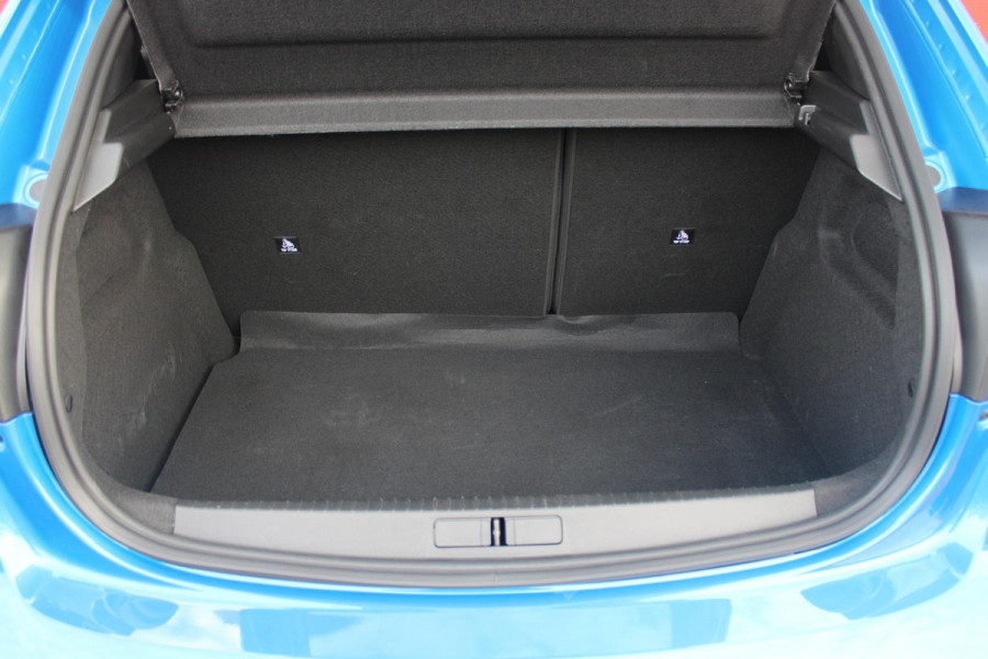 Peugeot 208 1.2 100PK GT | PANORAMA DAK | KEYLESS ENTRY/START | DRAADLOZE APPLE CARPLAY/ANDROID AUTO | CAMERA VOOR + ACHTER | DRAADLOZE TELEFOONLADER | 17" LICHTEMTALEN VELGEN | FULL LED KOPLAMPEN | DODEHOEK DETECTIE | PARKEERSENSOREN VOOR + ACHTER | CRUISE CONTROL | CLIMATE CONTROL |