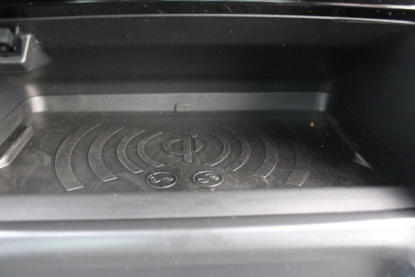 Peugeot 208 1.2 100PK GT | PANORAMA DAK | KEYLESS ENTRY/START | DRAADLOZE APPLE CARPLAY/ANDROID AUTO | CAMERA VOOR + ACHTER | DRAADLOZE TELEFOONLADER | 17" LICHTEMTALEN VELGEN | FULL LED KOPLAMPEN | DODEHOEK DETECTIE | PARKEERSENSOREN VOOR + ACHTER | CRUISE CONTROL | CLIMATE CONTROL |