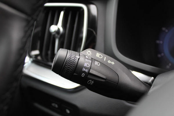 Volvo V60 2.0 T6 Plug-in hybrid AWD Plus Dark | Pilot Assist | 19" | Trekhaak | 360 Camera | H&K