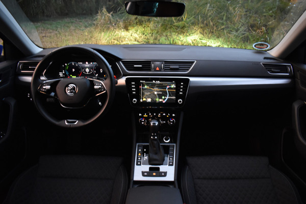 Škoda Superb Combi iV 218PK DSG HYBRID BUSINESS VIRTUAL/NAVI/TREKHAAK