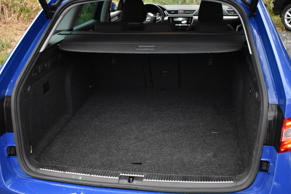 Škoda Superb Combi iV 218PK DSG HYBRID BUSINESS VIRTUAL/NAVI/TREKHAAK