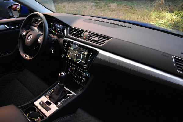 Škoda Superb Combi iV 218PK DSG HYBRID BUSINESS VIRTUAL/NAVI/TREKHAAK