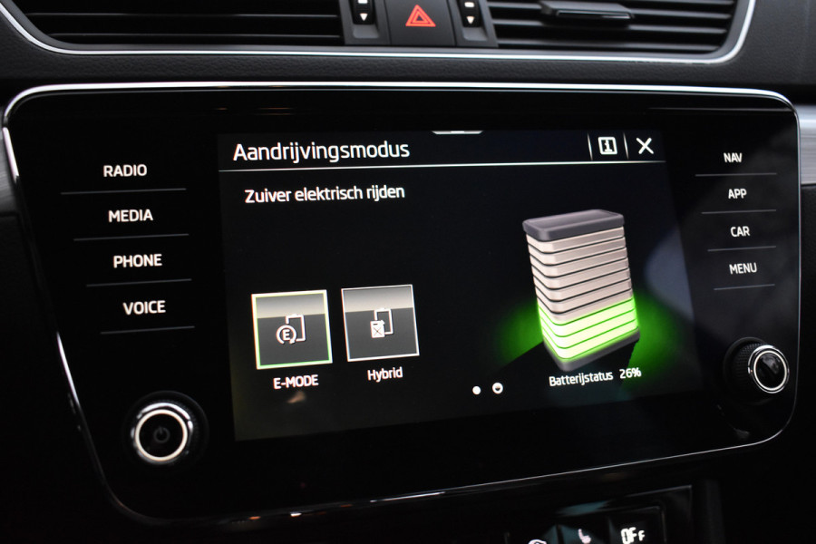 Škoda Superb Combi iV 218PK DSG HYBRID BUSINESS VIRTUAL/NAVI/TREKHAAK