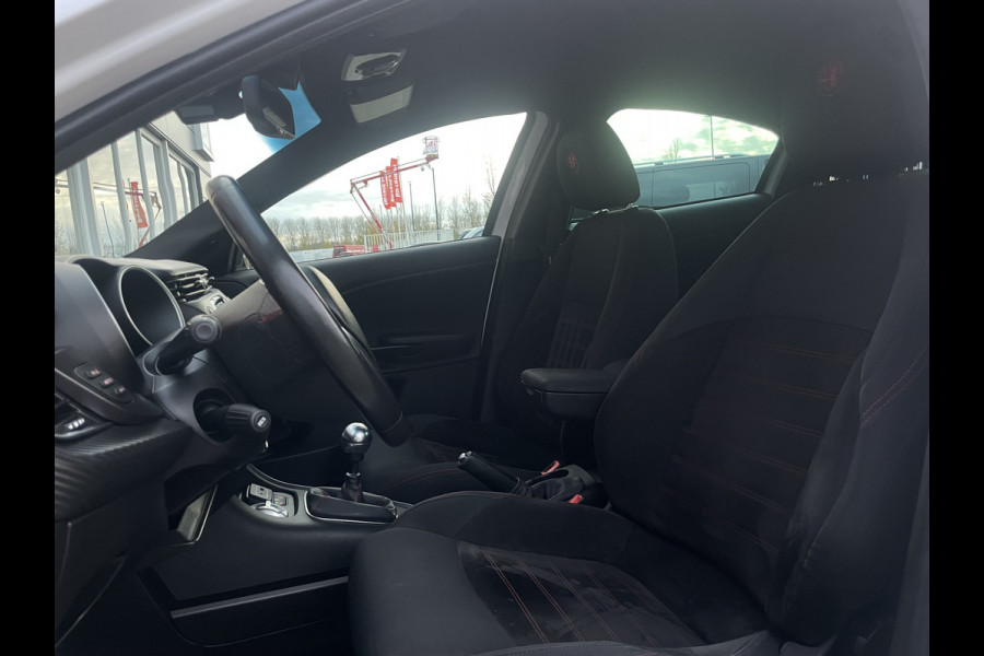 Alfa Romeo Giulietta 1.4 Turbo Sport | 18" Velgen | Carbon kit