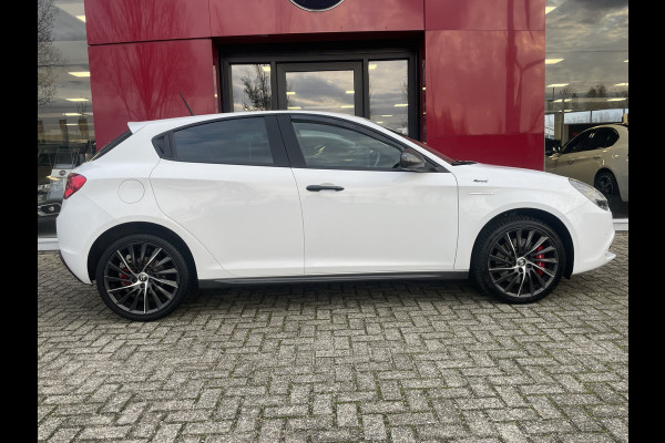 Alfa Romeo Giulietta 1.4 Turbo Sport | 18" Velgen | Carbon kit