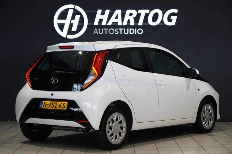 Toyota Aygo 1.0 VVT-i x-play Automaat + DEALER ONDERHOUDEN / CAMERA / APPLE CARPLAY