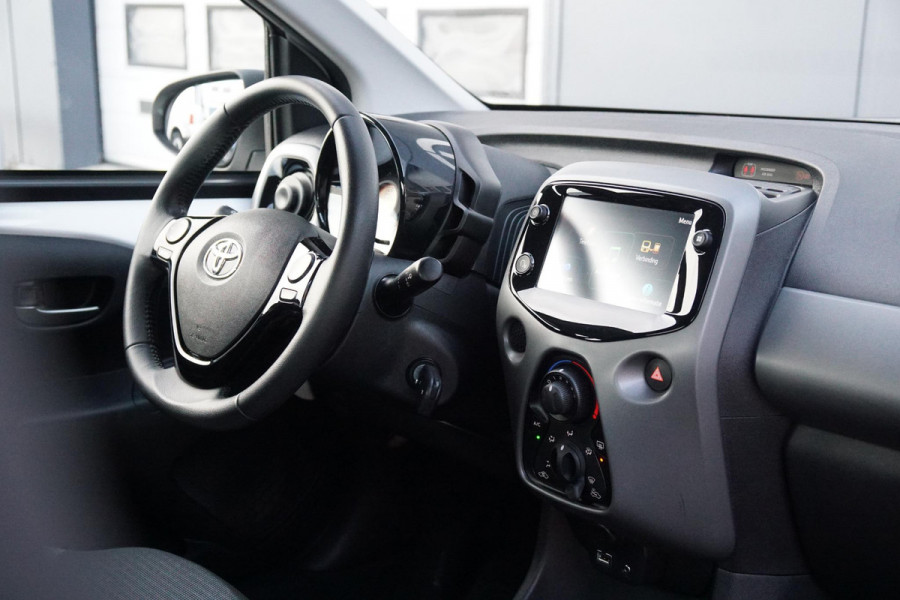 Toyota Aygo 1.0 VVT-i x-play Automaat + DEALER ONDERHOUDEN / CAMERA / APPLE CARPLAY