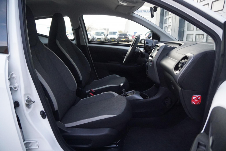 Toyota Aygo 1.0 VVT-i x-play Automaat + DEALER ONDERHOUDEN / CAMERA / APPLE CARPLAY