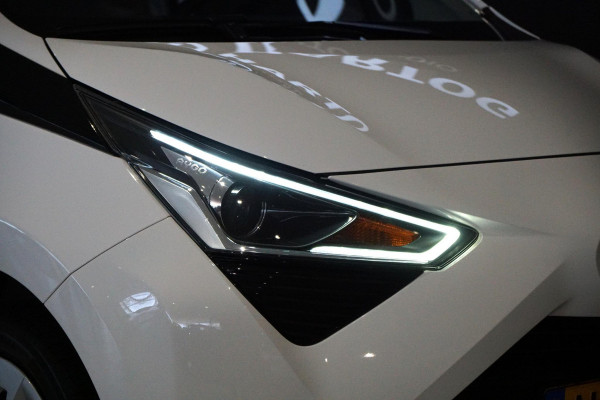 Toyota Aygo 1.0 VVT-i x-play Automaat + DEALER ONDERHOUDEN / CAMERA / APPLE CARPLAY