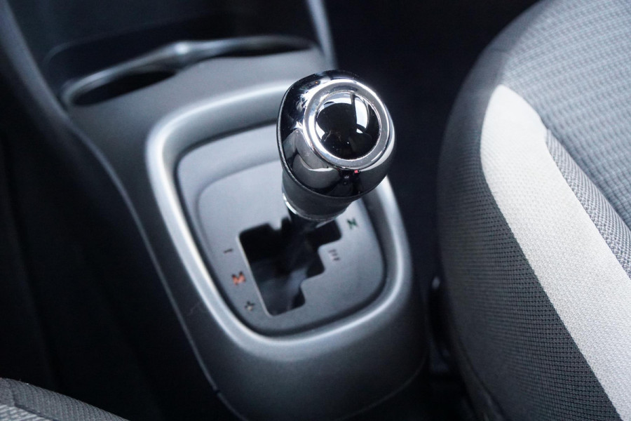 Toyota Aygo 1.0 VVT-i x-play Automaat + DEALER ONDERHOUDEN / CAMERA / APPLE CARPLAY