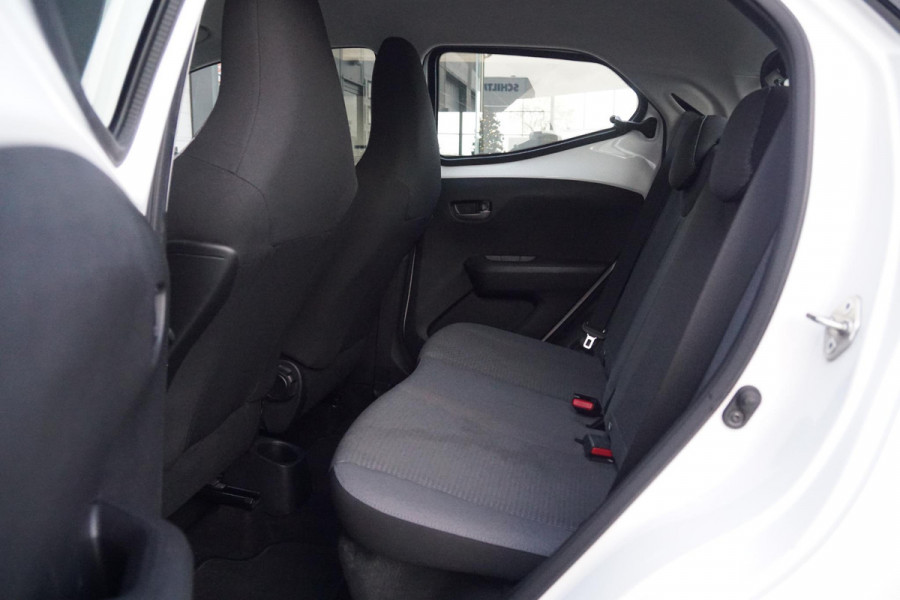 Toyota Aygo 1.0 VVT-i x-play Automaat + DEALER ONDERHOUDEN / CAMERA / APPLE CARPLAY