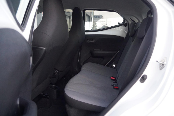 Toyota Aygo 1.0 VVT-i x-play Automaat + DEALER ONDERHOUDEN / CAMERA / APPLE CARPLAY