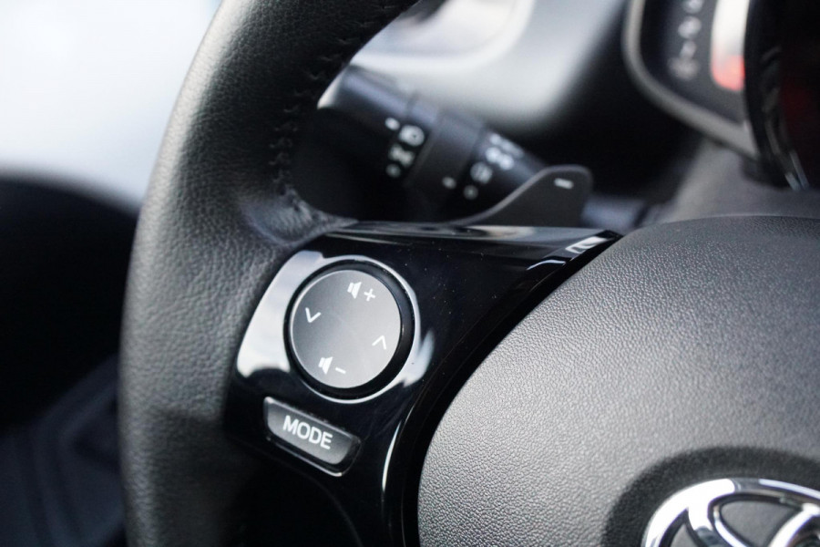 Toyota Aygo 1.0 VVT-i x-play Automaat + DEALER ONDERHOUDEN / CAMERA / APPLE CARPLAY