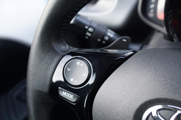 Toyota Aygo 1.0 VVT-i x-play Automaat + DEALER ONDERHOUDEN / CAMERA / APPLE CARPLAY