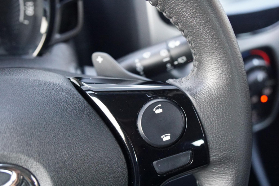 Toyota Aygo 1.0 VVT-i x-play Automaat + DEALER ONDERHOUDEN / CAMERA / APPLE CARPLAY
