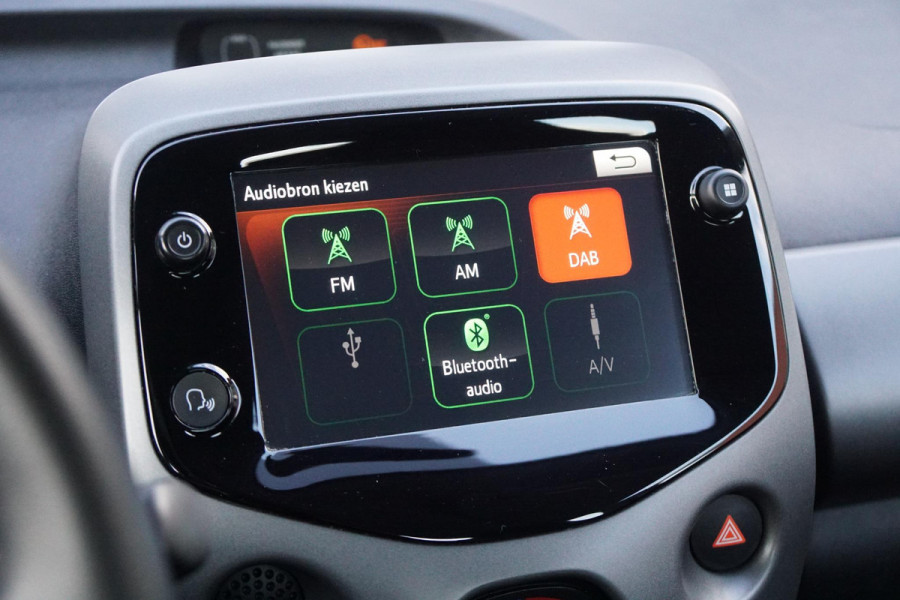 Toyota Aygo 1.0 VVT-i x-play Automaat + DEALER ONDERHOUDEN / CAMERA / APPLE CARPLAY