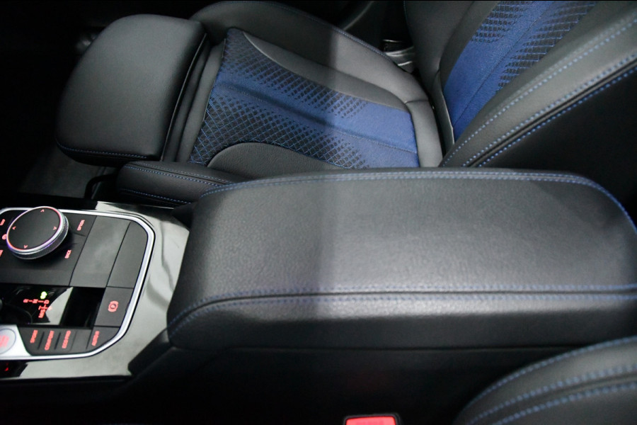 BMW 1-serie 118i High Executive, Pano, Sfeerverlichting, Applecarplay