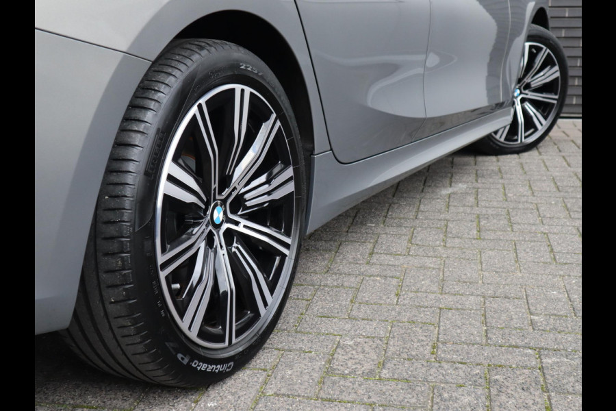 BMW 3 Serie Touring 318i Executive Luxury Line Automaat / Live Cockpit Professional / Trekhaak / Elektrisch Verstelbare Sportstoelen / LED / 18 Inch / Leder / Hifi / Chrome Line / DAB / Parkeersensoren voor+achter