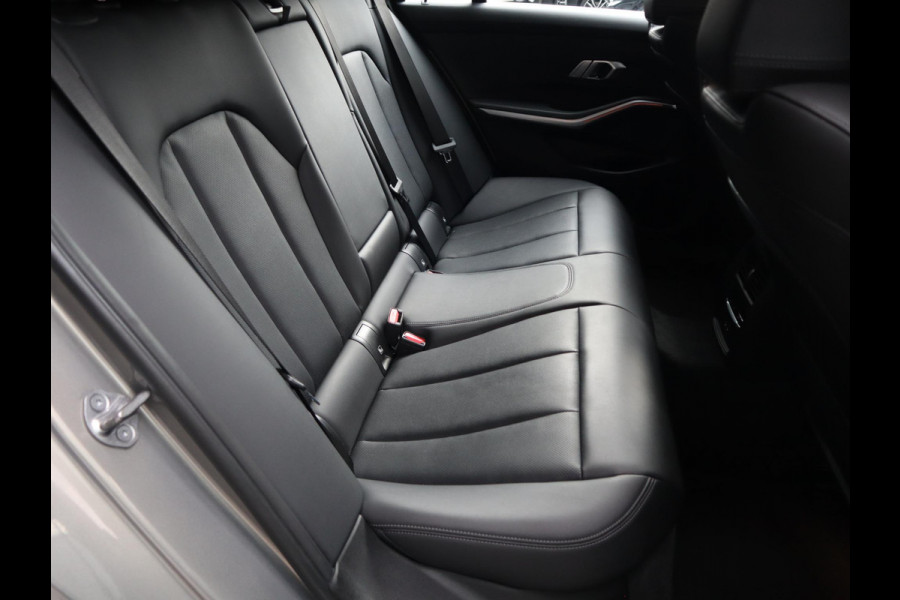 BMW 3 Serie Touring 318i Executive Luxury Line Automaat / Live Cockpit Professional / Trekhaak / Elektrisch Verstelbare Sportstoelen / LED / 18 Inch / Leder / Hifi / Chrome Line / DAB / Parkeersensoren voor+achter