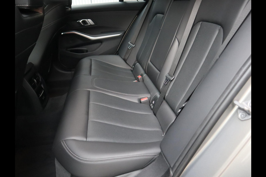 BMW 3 Serie Touring 318i Executive Luxury Line Automaat / Live Cockpit Professional / Trekhaak / Elektrisch Verstelbare Sportstoelen / LED / 18 Inch / Leder / Hifi / Chrome Line / DAB / Parkeersensoren voor+achter