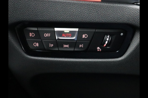 BMW 3 Serie Touring 318i Executive Luxury Line Automaat / Live Cockpit Professional / Trekhaak / Elektrisch Verstelbare Sportstoelen / LED / 18 Inch / Leder / Hifi / Chrome Line / DAB / Parkeersensoren voor+achter