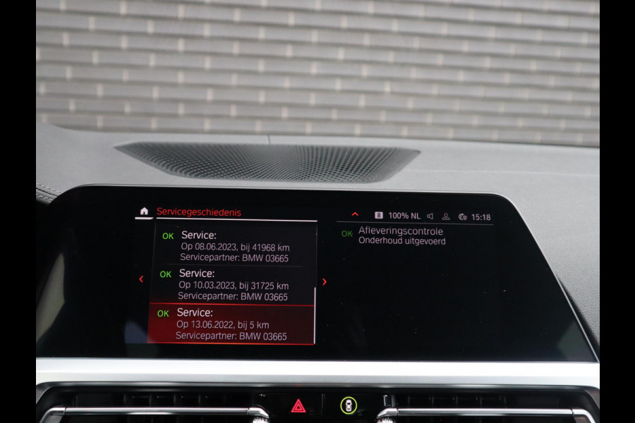 BMW 3 Serie Touring 318i Executive Luxury Line Automaat / Live Cockpit Professional / Trekhaak / Elektrisch Verstelbare Sportstoelen / LED / 18 Inch / Leder / Hifi / Chrome Line / DAB / Parkeersensoren voor+achter
