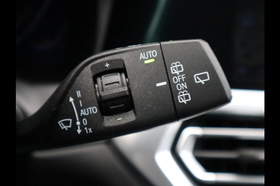 BMW 3 Serie Touring 318i Executive Luxury Line Automaat / Live Cockpit Professional / Trekhaak / Elektrisch Verstelbare Sportstoelen / LED / 18 Inch / Leder / Hifi / Chrome Line / DAB / Parkeersensoren voor+achter