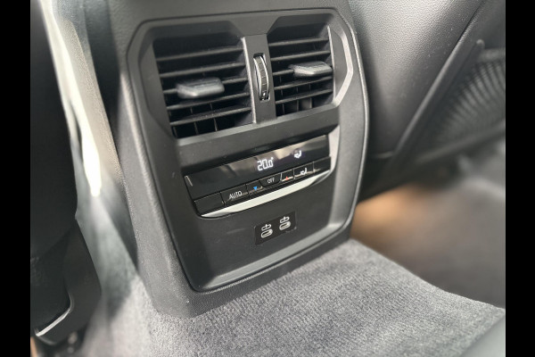 BMW 3 Serie Touring 330e High Executive M Sport Pakket Automaat / Panoramadak / Live Cockpit Professional / Stoelverwarming / Laser Light / 20" / M Performance Pack / Head-Up Display / Shadow Line / Extra Getint Glas