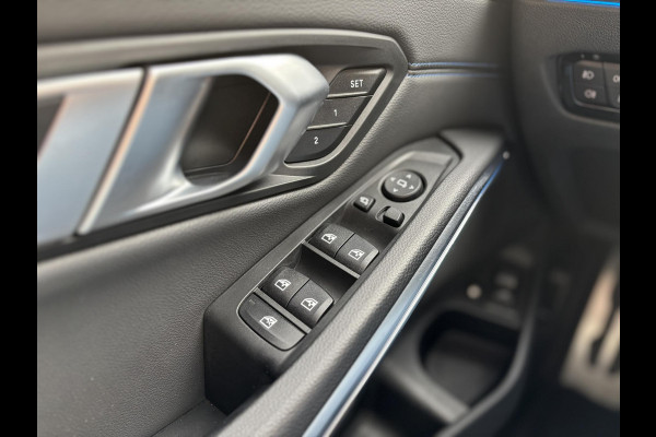 BMW 3 Serie Touring 330e High Executive M Sport Pakket Automaat / Panoramadak / Live Cockpit Professional / Stoelverwarming / Laser Light / 20" / M Performance Pack / Head-Up Display / Shadow Line / Extra Getint Glas