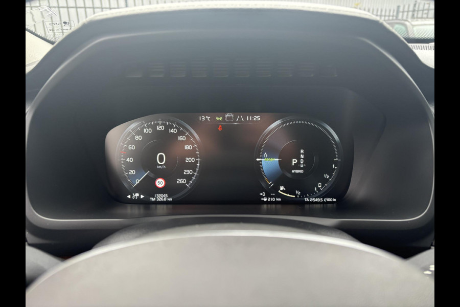 Volvo XC90 2.0 T8 Twin Engine AWD Inscription Automaat / 7 Persoons / Panoramadak / Harman Kardon / Comfortstoelen / Trekhaak / 20 Inch / Stoelverwarming / Achteruitrijcamera / LED / Elektrisch Verstelbare Stoelen