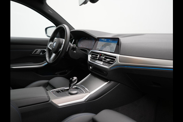 BMW 3 Serie Touring 320e M Sport Plug In Hybrid 204pk Dealer O.H. PHEV | Trekhaak Af Fabriek | Panodak | Camera | Adaptief Onderstel | 19"L.M | Alcantara Sportstoelen Memory & Verwarmd | Sfeerverlichting | Apple Carplay | Keyless | Navigatie | DAB |