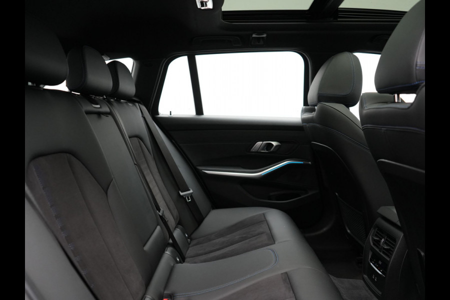 BMW 3 Serie Touring 320e M Sport Plug In Hybrid 204pk Dealer O.H. PHEV | Trekhaak Af Fabriek | Panodak | Camera | Adaptief Onderstel | 19"L.M | Alcantara Sportstoelen Memory & Verwarmd | Sfeerverlichting | Apple Carplay | Keyless | Navigatie | DAB |