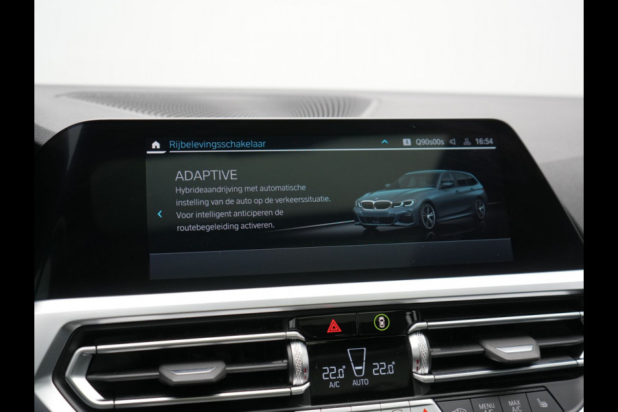 BMW 3 Serie Touring 320e M Sport Plug In Hybrid 204pk Dealer O.H. PHEV | Trekhaak Af Fabriek | Panodak | Camera | Adaptief Onderstel | 19"L.M | Alcantara Sportstoelen Memory & Verwarmd | Sfeerverlichting | Apple Carplay | Keyless | Navigatie | DAB |