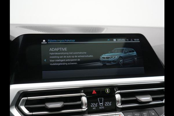 BMW 3 Serie Touring 320e M Sport Plug In Hybrid 204pk Dealer O.H. PHEV | Trekhaak Af Fabriek | Panodak | Camera | Adaptief Onderstel | 19"L.M | Alcantara Sportstoelen Memory & Verwarmd | Sfeerverlichting | Apple Carplay | Keyless | Navigatie | DAB |