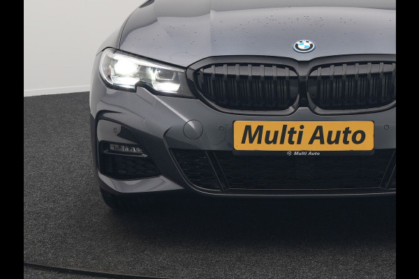 BMW 3 Serie Touring 320e M Sport Plug In Hybrid 204pk Dealer O.H. PHEV | Trekhaak Af Fabriek | Panodak | Camera | Adaptief Onderstel | 19"L.M | Alcantara Sportstoelen Memory & Verwarmd | Sfeerverlichting | Apple Carplay | Keyless | Navigatie | DAB |