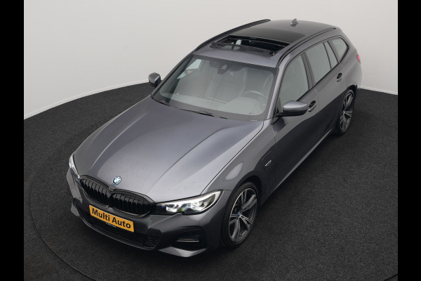 BMW 3 Serie Touring 320e M Sport Plug In Hybrid 204pk Dealer O.H. PHEV | Trekhaak Af Fabriek | Panodak | Camera | Adaptief Onderstel | 19"L.M | Alcantara Sportstoelen Memory & Verwarmd | Sfeerverlichting | Apple Carplay | Keyless | Navigatie | DAB |