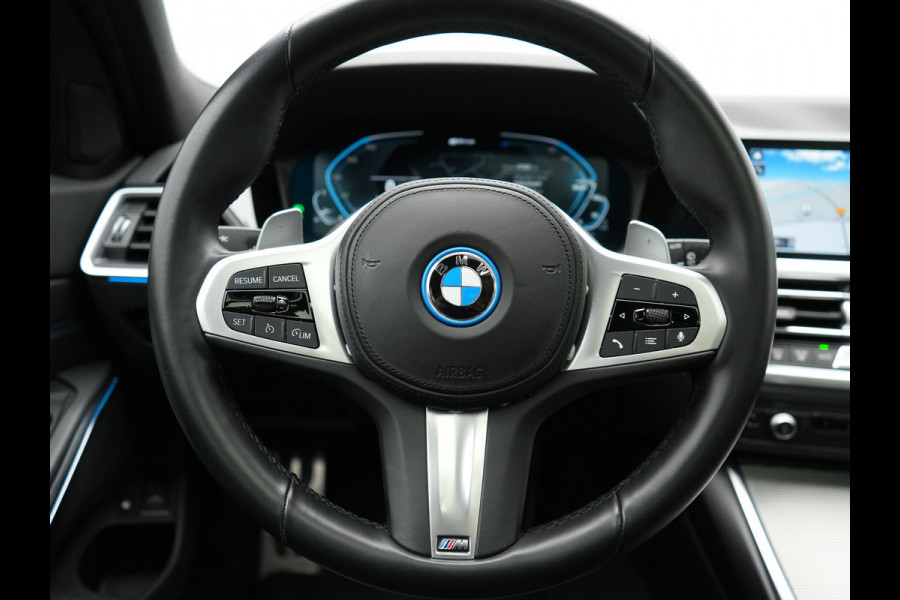 BMW 3 Serie Touring 320e M Sport Plug In Hybrid 204pk Dealer O.H. PHEV | Trekhaak Af Fabriek | Panodak | Camera | Adaptief Onderstel | 19"L.M | Alcantara Sportstoelen Memory & Verwarmd | Sfeerverlichting | Apple Carplay | Keyless | Navigatie | DAB |