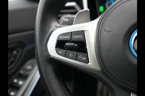 BMW 3 Serie Touring 320e M Sport Plug In Hybrid 204pk Dealer O.H. PHEV | Trekhaak Af Fabriek | Panodak | Camera | Adaptief Onderstel | 19"L.M | Alcantara Sportstoelen Memory & Verwarmd | Sfeerverlichting | Apple Carplay | Keyless | Navigatie | DAB |